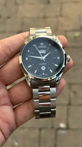 [fling(3)8] Omega Quartz Luxury Watch – Black Dial with Stainless Steel Strap for Men